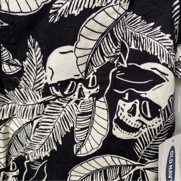 BNWT Old Navy Plants and Skulls Button Up Top! - Picture 4 of 7